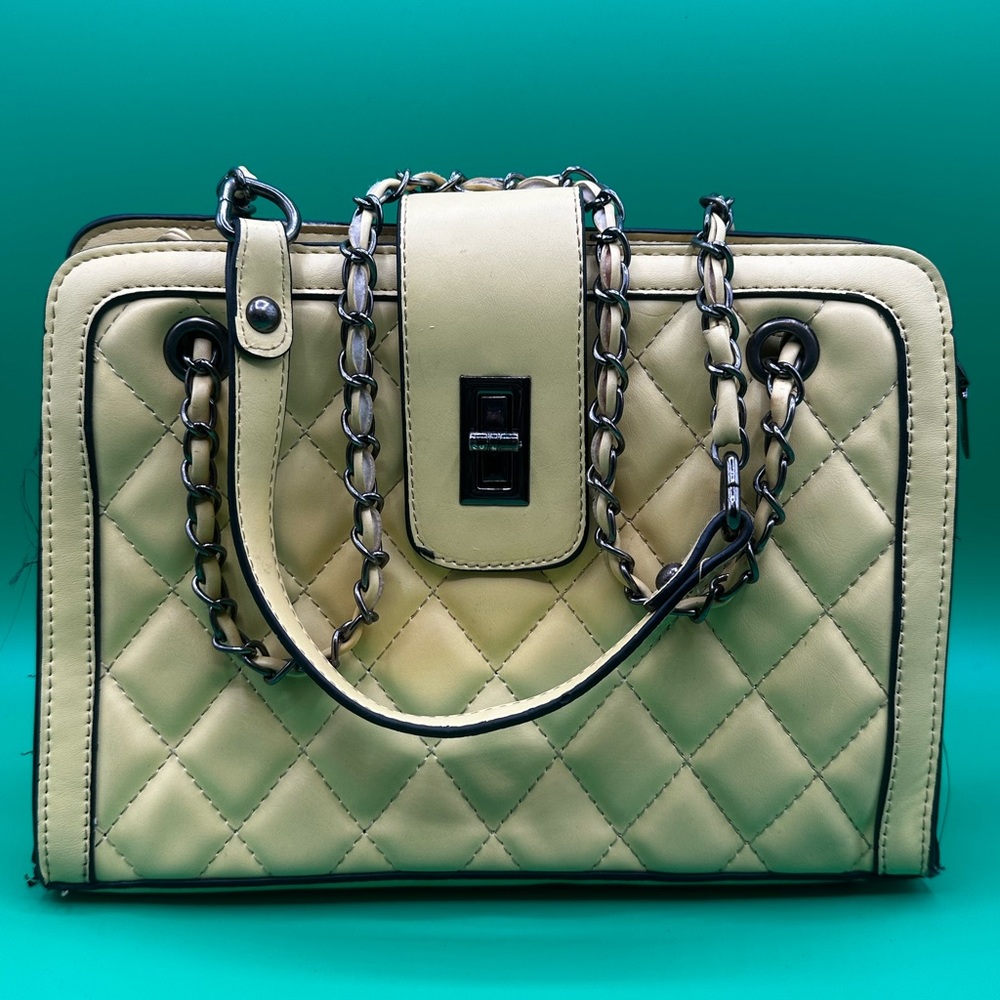 Crossbody handbag/ 
detachable shoulder strap
Cream/White